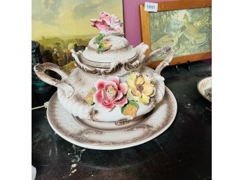 Capodimonte Tureen With Under Plate (Living Room)