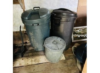 Trash Cans With Lids (Outbuilding 1)