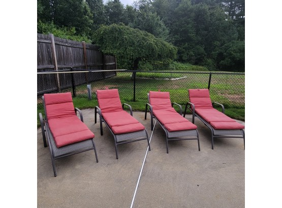 Set Of 4 Patio Lounge Chairs With Pads (pool)