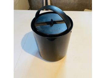 Bodum Black Plastic Ice Bucket With Collapsible Champagne Glasses (Basement Shelf)