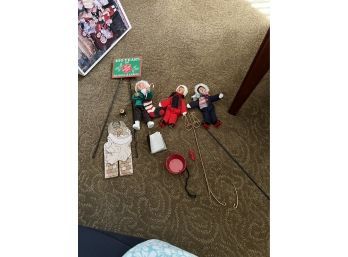 Byers' Choice Accessory Lot With Figures (Living Room)