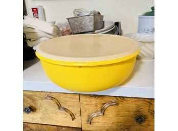 Vintage Yellow Plastic Bowl With Lid (Kitchen)