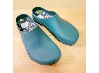 Womans Size 9/10 Rubber Gardening Shoes. Like New!!