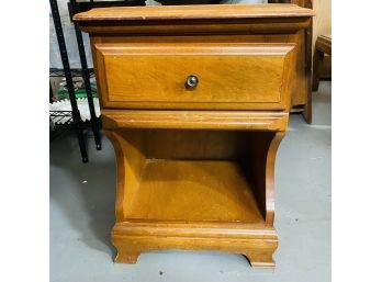 Farmhouse-Style Solid Wood Bedside Table With Drawer 15.5'x23'x12.5'