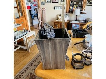 Bin With Sign, Star Wreath Holder And Metal Key Accent (Room 6)