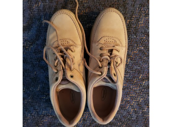 Size 8 Rockport Shoes Tan (Downstairs Bedroom)