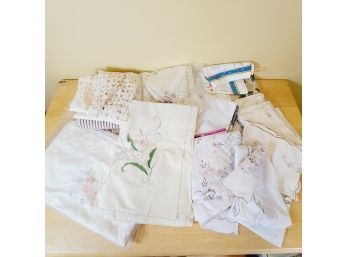 Gorgeous Vintage Linens. Some Tablecloth And Napkin Matching Sets