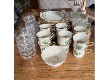 Large Collection Of Lenox Holly Berry China Set (Dining Room)