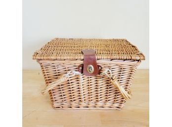 Handled Picnic Basket With Lid