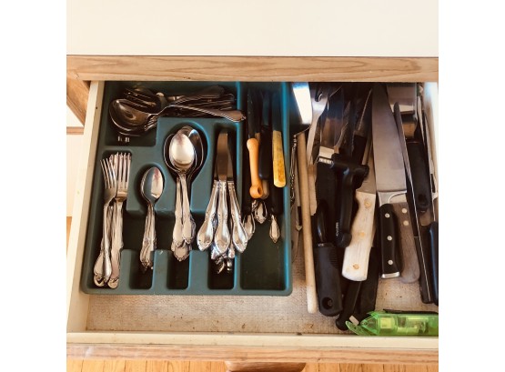 Kitchen Drawer Lot No. 5: Oneida Community Stainless Silverware, Knives, Etc.