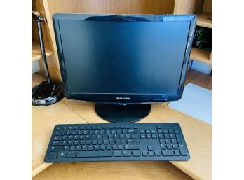 Computer Components Lot Of 3 - Includes Samsung Monitor, Dell Speakers, Dell Keyboard (3d BR)