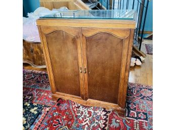 Vintage Wooden Cabinet With Sylvania Radio, Turntable, And Speaker - Not Working (Livingroom)