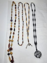 COLLECTION OF VINTAGE NECKLACES