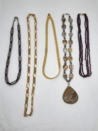 COLLECTION OF VINTAGE NECKLACES