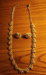 VINTAGE GOLD TONE TRIFARI NECKLACE AND EARRINGS SET