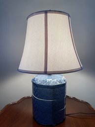 VINTAGE BLUE AND WHITE ASIAN PORCELAIN TABLE LAMP