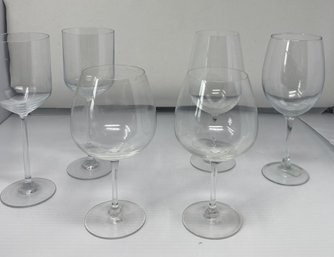 ASSORTED COLLECTION OF WINE GLASSES