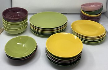 ASSORTED COLLECTION OF MULTICOLOR HOMER & LAUGHLIN PLATES AND BOWLS
