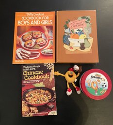 COLLECTION OF VINTAGE COOK BOOKS AND SPAGHETTIOS KEYCHAIN
