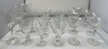 ASSORTED COLLECTION OF GLASSWARE