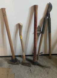 COLLECTION OF GARDEN TOOLS