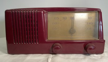 1950 GENERAL ELECTRIC PLASTIC TUBE TABLE RADIO MODEL 411
