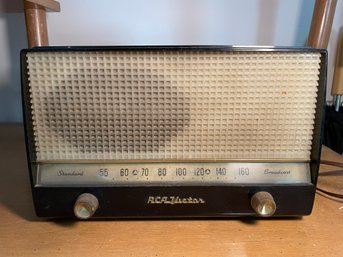 VINTAGE RCA VICTOR BAKELITE AM 6 TUBE RADIO MODEL 4-X-641