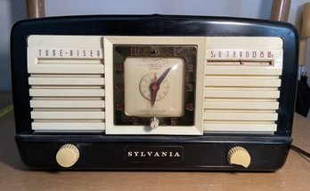 VINTAGE SYLVANIA TUNE-RISER TABLE CLOCK RADIO MODEL 540M