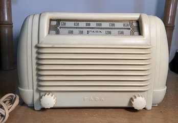 VINTAGE FADA RADIO MODEL 605