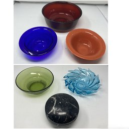 ASSORTED COLLECTION OF MULTICOLOR PLATES