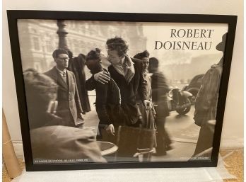 'KISS BY THE HOTEL DE VILLE' PHOTOGRAPH BY ROBERT DOISNEAU