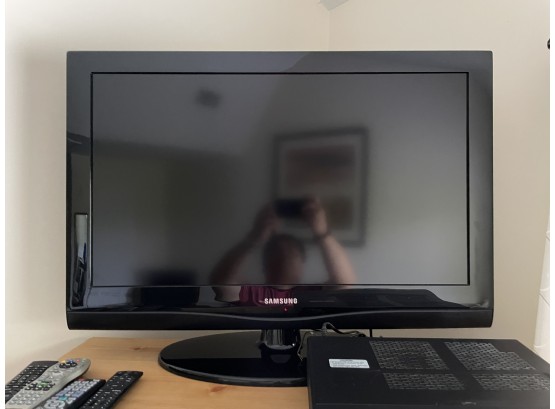 SHARP 26' 720P LCD HDTV WITH BUILT IN DVD PLAYER