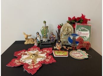 COLLECTION OF CHRISTMAS ORNAMENTS AND DECOR