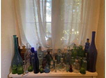 ASSORTED COLLECTION OF VINTAGE GLASS BOTTLES AND DECANTERS