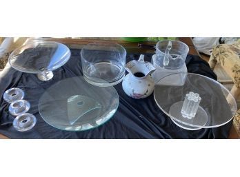 COLLECTION OF ASSORTED GLASS PLATES AND DECOR