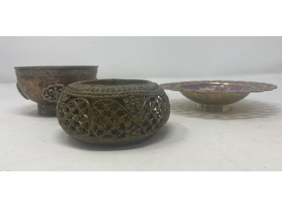 COLLECTION OF BRASS AND COPPER BOWLS AND DISH