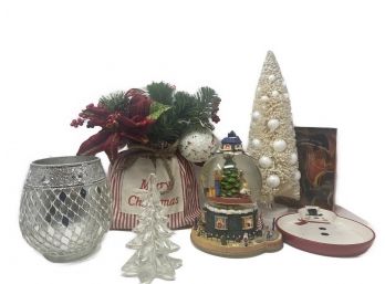 COLLECTION OF HOLIDAY DECOR