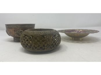 COLLECTION OF BRASS AND COPPER BOWLS AND DISH