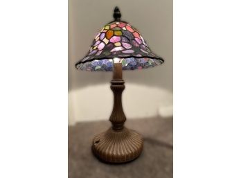 VINTAGE STAINED GLASS TABLE LAMP BY QUOIZEL COLLECTIBLES