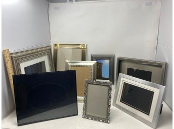 ASSORTED COLLECTION OF PICTURE FRAMES