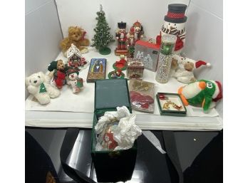 COLLECTION OF ASSORTED CHRISTMAS DECORATIONS