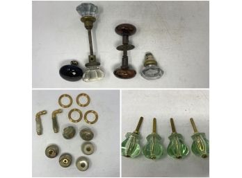 ASSORTED COLLECTION OF VINTAGE DOOR KNOBS AND DRAWER PULLS