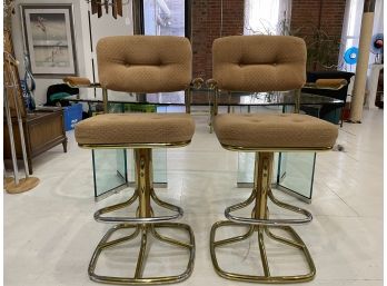 1970'S SWIVEL BAR STOOL IN TAUPE VELVET WITH WOODEN ARMRESTS BY DAYSTROM FURNITURE
