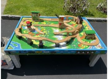 THOMAS AND FRIENDS ISLAND OF SODOR TABLE AND TRAINS W/TRACKS