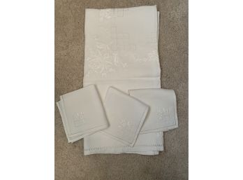 Card Table Tablecloth With 3 Napkins - Beautiful Embroidered Center