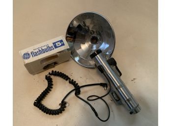 Minicam Camera Flash And 2 Flashbulbs