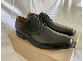 Clarks 9.5 Men's Dress Shoe (1/2)