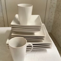 Modern Style Dish Set For Everyday Use