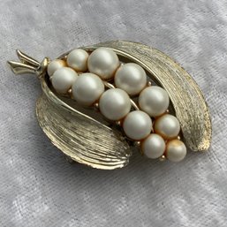 Vintage Usner Signed Brooch, Gold Tone With Faux Pearls