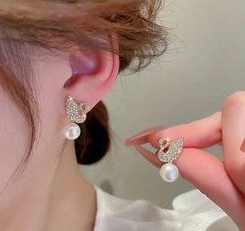 Faux Pearls Elegant Stud Earrings Bowknot Shape